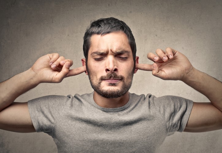 Zakłócanie spokoju definiuje Art. 51. Kodeksu wykroczeń<BR><BR>

§ 1. Kto krzykiem, hałasem, alarmem lub innym wybrykiem zakłóca spokój, porządek publiczny, spoczynek nocny albo wywołuje zgorszenie w miejscu publicznym,
<BR>
    podlega karze aresztu, ograniczenia wolności albo grzywny.
<BR>
§ 2. Jeżeli czyn określony w § 1 ma charakter chuligański lub sprawca dopuszcza się go, będąc pod wpływem alkoholu, środka odurzającego lub innej podobnie działającej substancji lub środka,<BR>

    podlega karze aresztu, ograniczenia wolności albo grzywny.
<BR>
§ 3. Podżeganie i pomocnictwo są karalne.