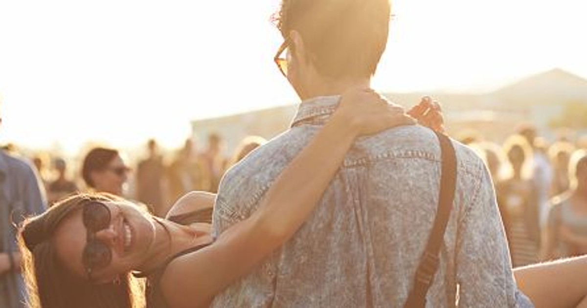 Why A Public Display of Affection Is So Meaningful In A Relationship