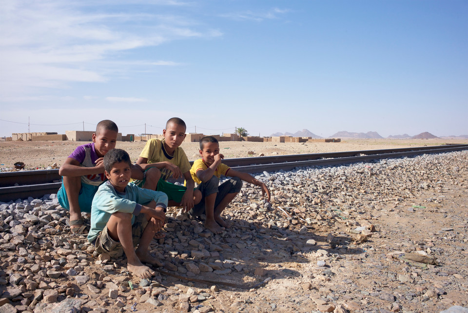 Kultowy pociąg z rudą żelaza Zoueratu do Nouadhibou w Mauretanii