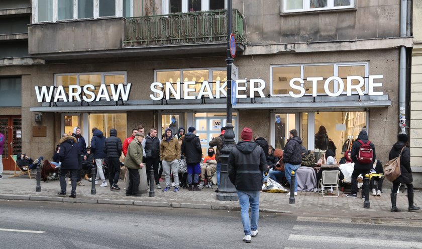 Kolejka w Warszawie przy ulicy Chmielnej