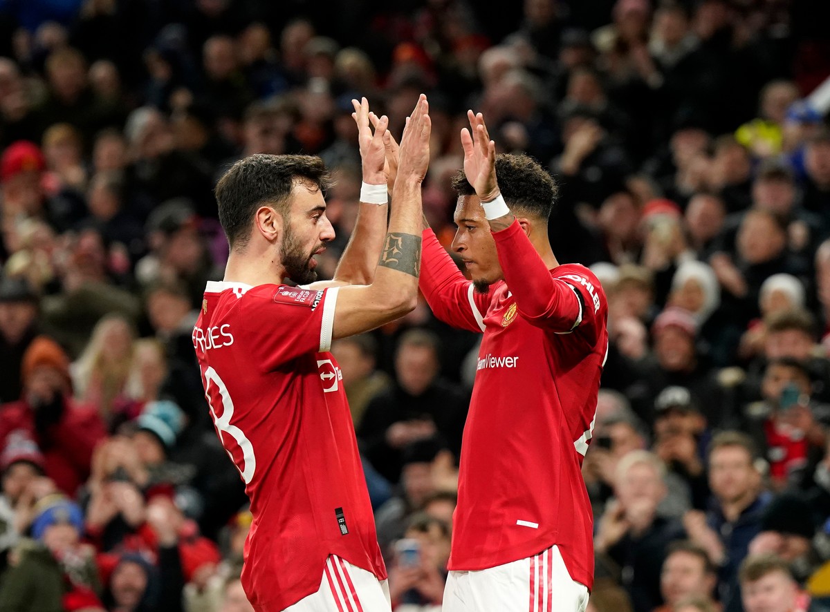 Piłkarze Manchesteru United Bruno Fernandes (L) i Jadon Sancho (P)