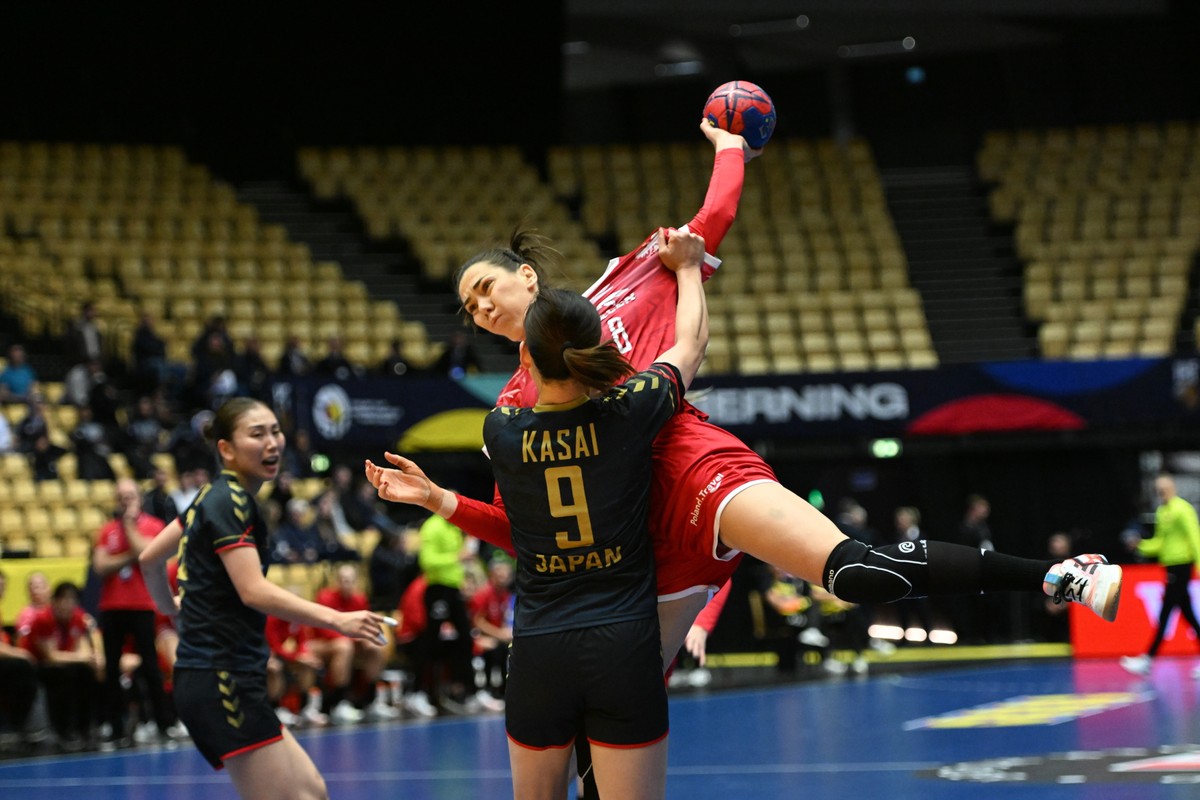 Monika Kobylińska (tył) i Chikako Kasai (przód) z Japonii podczas meczu grupy F mistrzostw świata piłkarek ręcznych w duńskim Herning