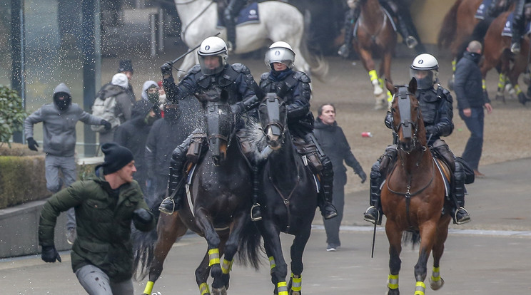 Lovas rendőrök a brüsszeli tüntetésen / Fotó:  EPA/JULIEN WARNAND
