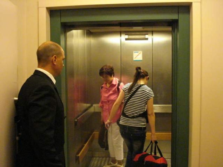 Novinare i urednike srpskih medija na putu do prinudnog smeštaja nadzirali su „specijalci“