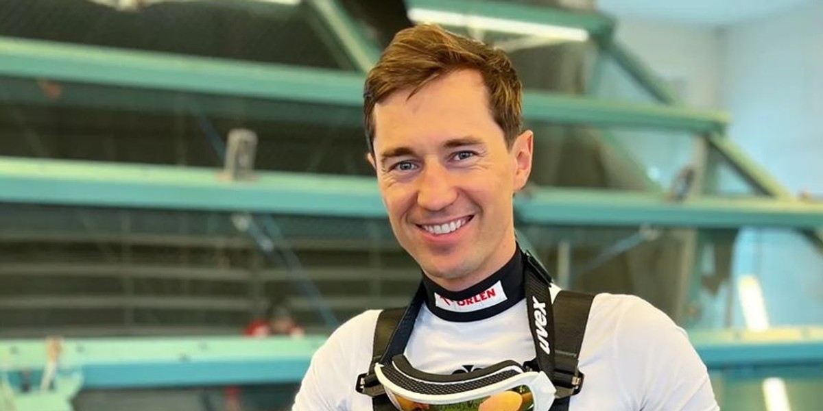 Kamil Stoch i jego słynny uśmieszek. Nawet ciężkie treningi w Szwecji tego nie zmienią.