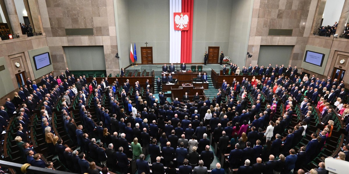 Coraz mniej posłów i posłanek składa ślubowanie z Bogiem na ustach. 