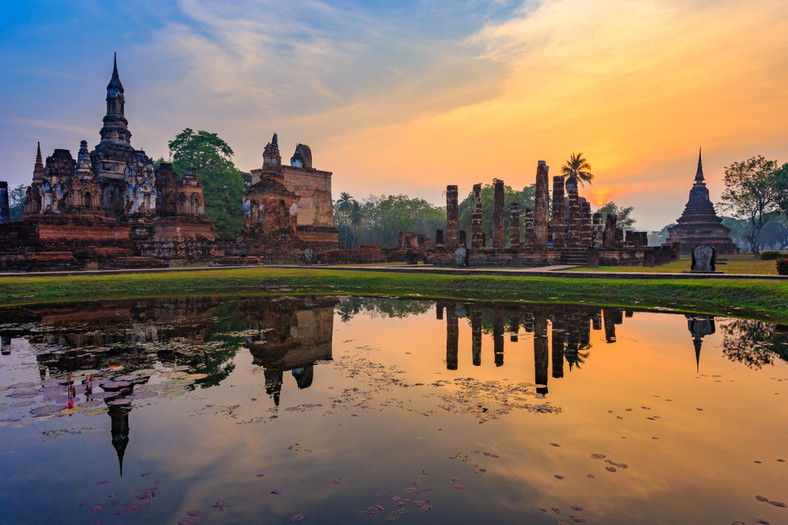 Ruiny świątyni Wat Mahathat w Parku Historycznym w Sukhothai