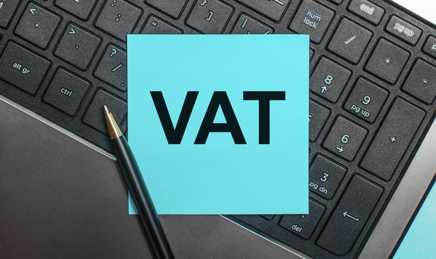 Czy można skorzystać ze zwolnienia podmiotowego VAT przy kompleksowym uzbrajaniu terenu w infrastrukturę?