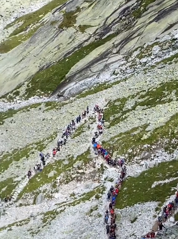 Rysy boli počas víkendu preplnené turistami.