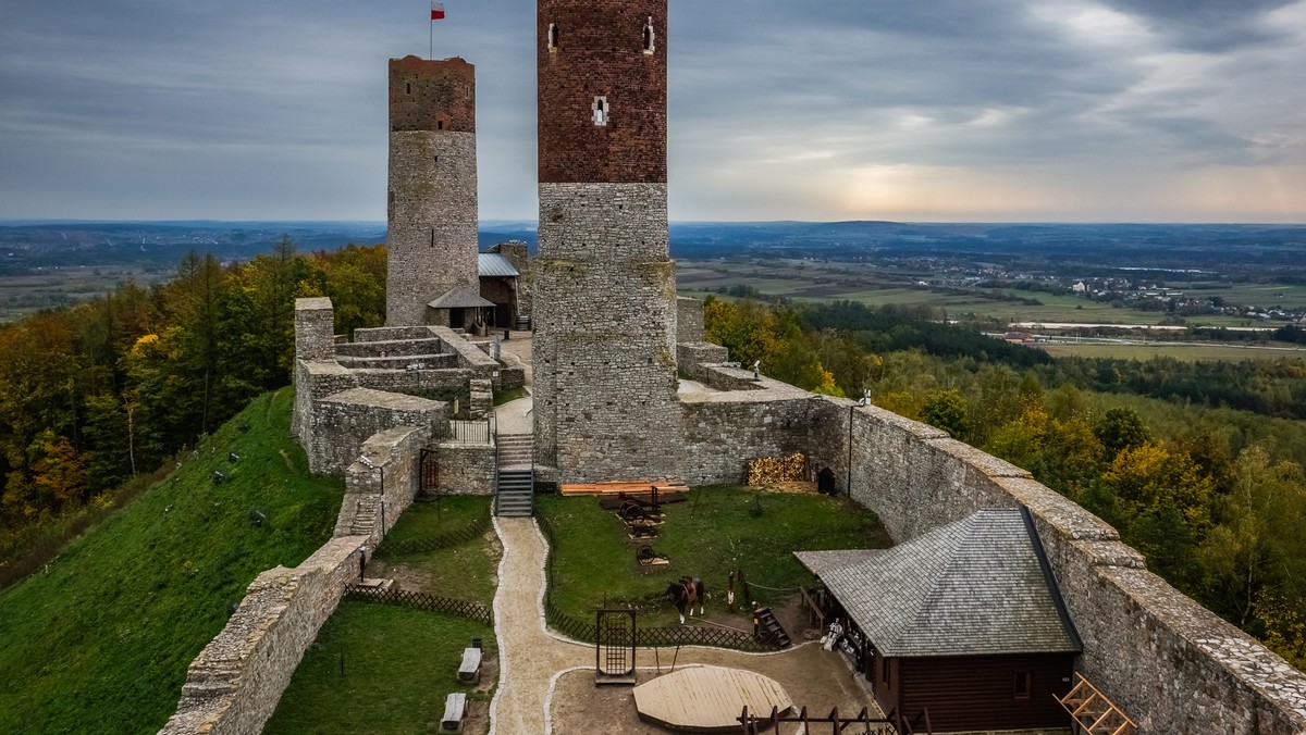 Nocne zwiedzanie ruin zamku, walki rycerskie, wystrzały z broni palnej, nauka tańca średniowiecznego oraz pokazy iluminacji – m.in. takie atrakcje czekają na turystów, którzy podczas tegorocznej "majówki" odwiedzą zamek w Chęcinach.