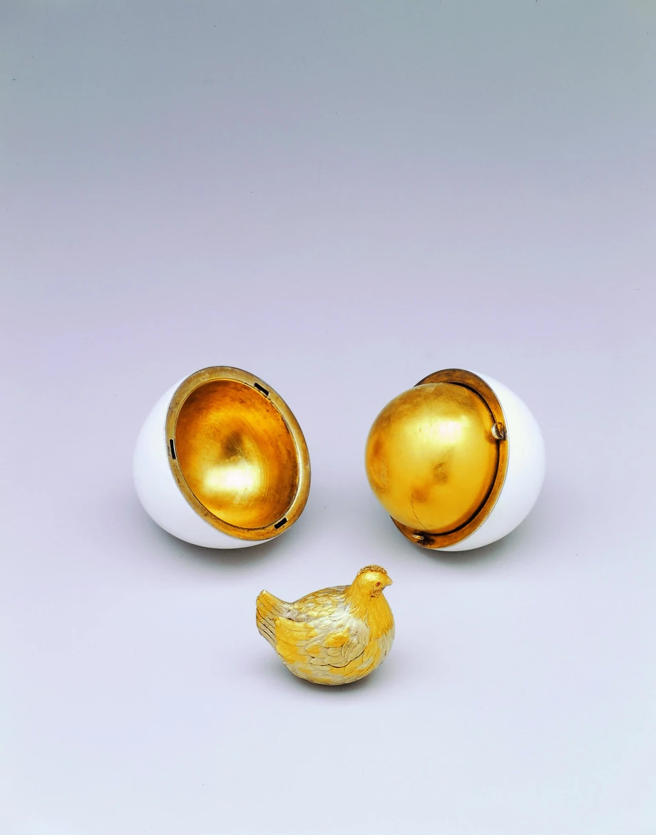 „Jajko z kurką” było pierwszym jajkiem Fabergé. W 1885 r. otrzymała je Maria Fiodorowna