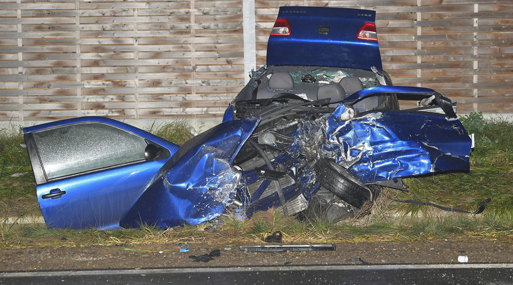 A kék Seatban öten
utaztak, hárman
közülük életüket vesztették /Fotó: MTI / Czeglédi Zsolt