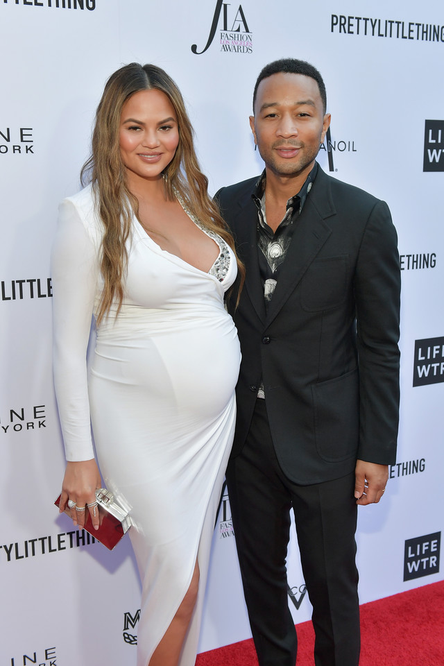 Chrissy Teigen w zaawansowanej ciąży na rozdaniu nagród Daily Front Row