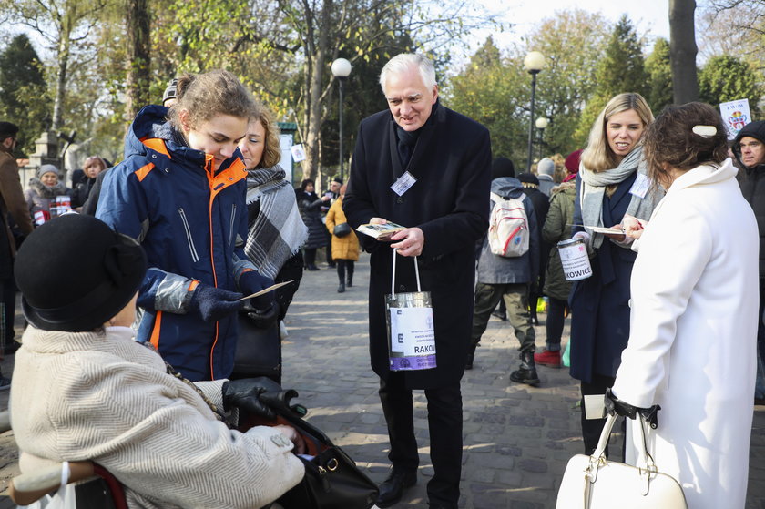 Gwiazdy kwestują na cmentarzu