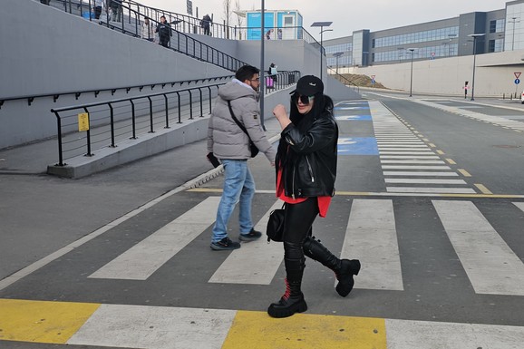 PEVAČICA SA 33 GODINE DOBILA UNUČE Maloletna postala mama, danas zgrće ozbiljne pare od iznajmljivanja 10 stanova