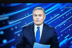 Marek Czyż podczas pierwszego wydania programu informacyjnego 19.30 który zastąpił Wiadomości TVP