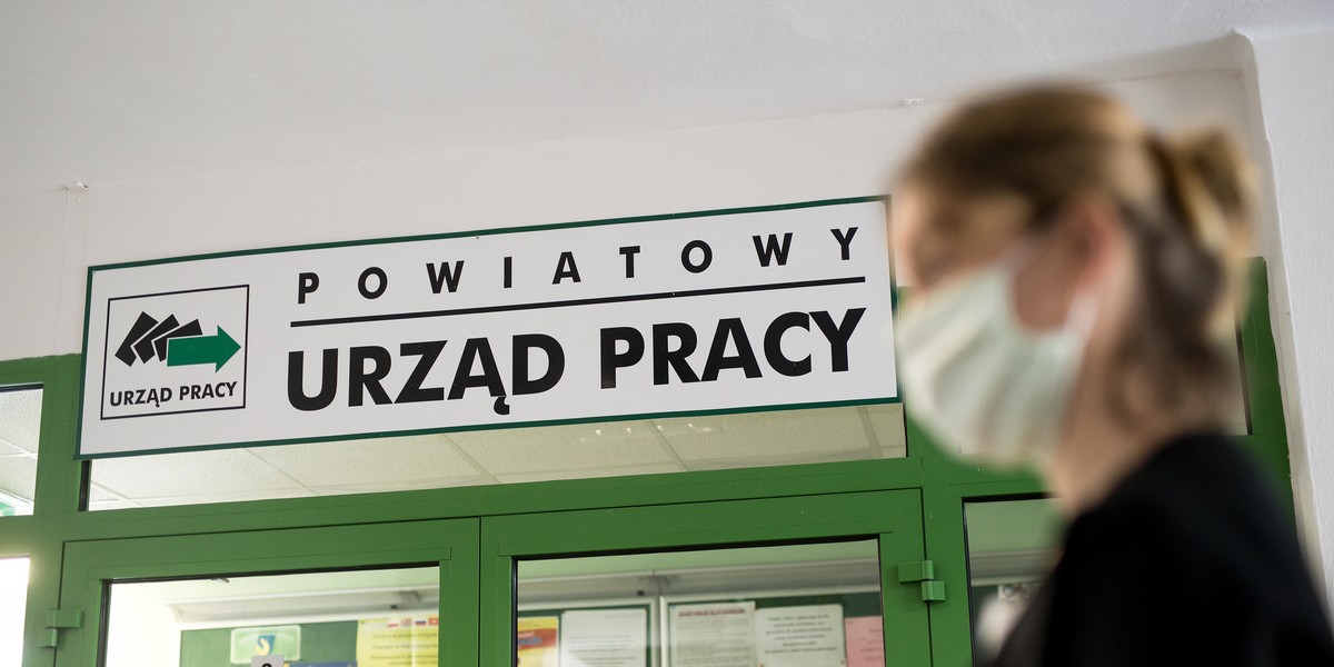 W urzędach pracy pojawiło się ponad sto tysięcy nowych bezrobotnych, ale jednocześnie wielu było takich, którzy się wyrejestrowali. W rezultacie stopa bezrobocia wzrosła tylko nieznacznie w maju.