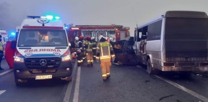 Bus zderzył się z osobówką. Jest wielu rannych