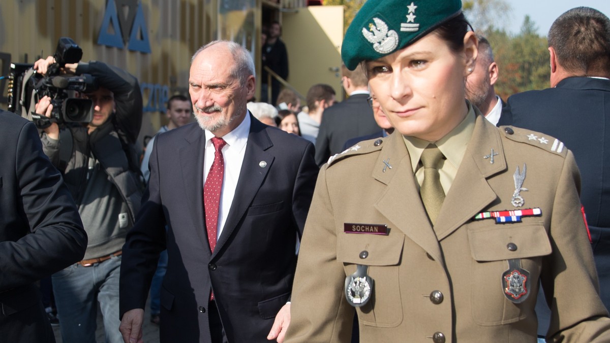 Z kilku niezależnych, politycznych i wojskowych źródeł Onet dowiedział, że w ciągu roku na stopień generalski może zostać mianowana kobieta. Chodzi o płk Agnieszkę Sochan, zastępcę szefa Centrum Operacyjnego MON. To ona pod koniec roku może też polecieć do Afganistanu jako dowódca polskiego kontyngentu wojskowego.