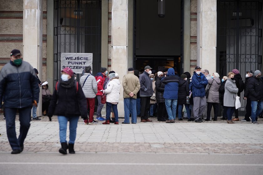 Dantejskie sceny w kolejce do szczepień na Stadionie Narodowym.