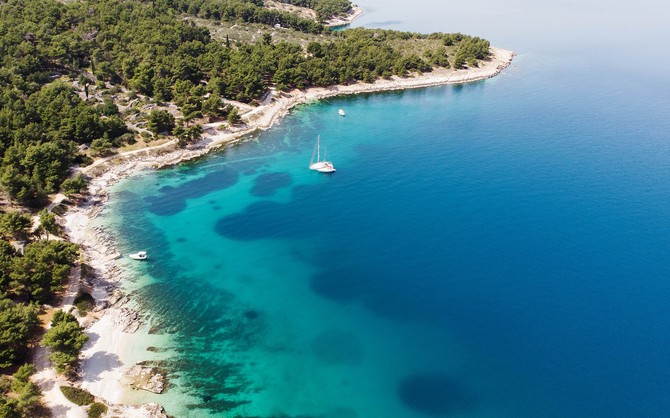Savršena dalmatinska kombinacija: modro more, plaže i mirisni četinari