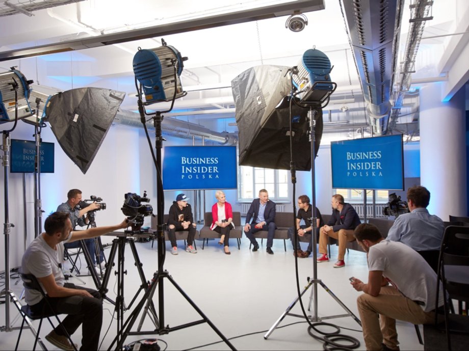 BI Polska's EIC Łukasz Grass (center) hosted a breakfast launch event with local media.