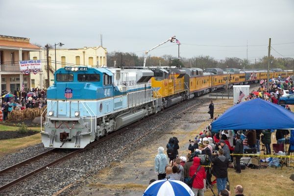 Lokomotywa Union Pacific EMD SD70ACe „George Bush 4141”, pomalowana w kolory prezydenckiego samolotu Air Force One