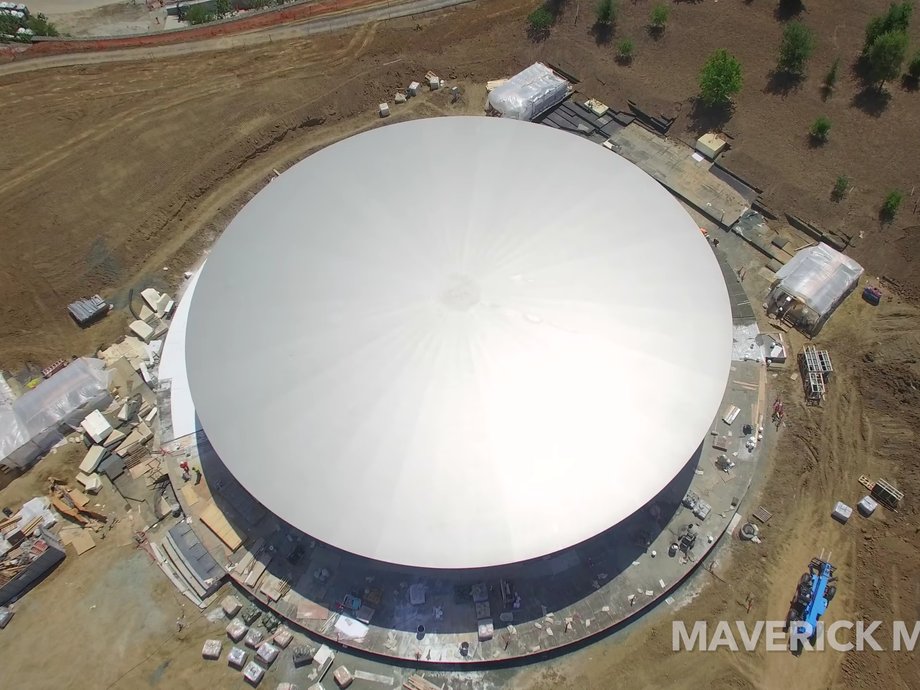 Widok z góry na Teatr Steve'a Jobsa na terenie Apple Park