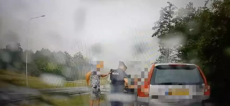 Jechał wężykiem Volvo z kierownicą po prawej stronie. Zareagował policjant na urlopie [WIDEO]