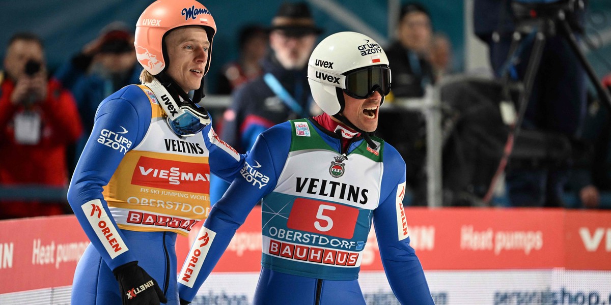 Dawid Kubacki i Piotr Żyła na podium konkursu Turnieju Czterech Skoczni. 