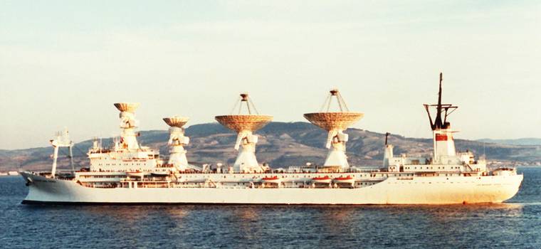 Po co instaluje się wielkie anteny na okrętach? Oto powód