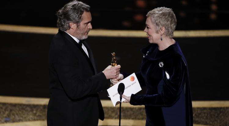 Joaquin Phoenix amerikai színész átveszi a legjobb férfi főszereplőnek járó elismerést Olivia Colman angol színésznőtől a Joker című filmben nyújtott alakításáért a 92. Oscar-gálán a hollywoodi Dolby Színházban 2020. február 9-én