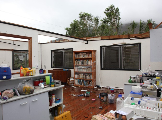 Zniszczony dom bez dachu w Tully