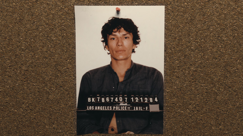 "Richard Ramirez: Polowanie na seryjnego mordercę" - zdjęcia z planu serialu. Na zdjęciu: Richard Ramirez