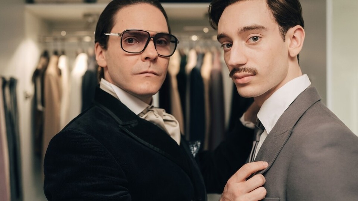 Daniel Brühl i Théodore Pellerin w serialu "Becoming Karl Lagerfeld"
