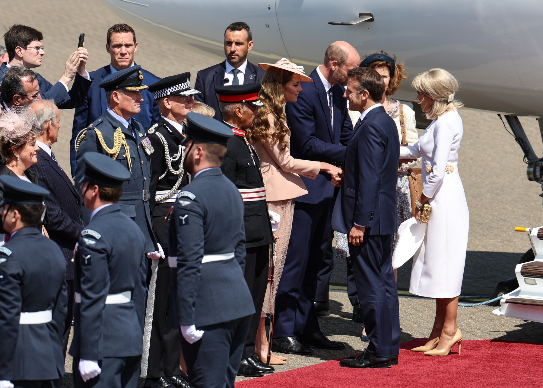 Macron a Kate po tom, čo jej pobozkal ruku.