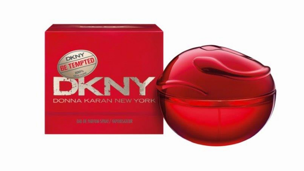 DKNY przedstawia wodę perfumowaną dla kobiet "Be Tempted". Ta unikalna kompozycja to zmysłowe połączenie o orientalnym charakterze. Zapach wpisuje się w kategorię gourmand - znajdziemy w nim słodkie nuty łakoci. Główną melodię wygrywają jednak nuty soczystych owoców, do których też nawiązuje designerski flakon.