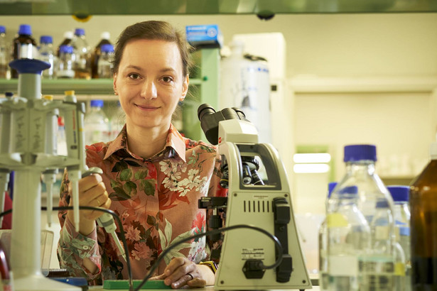 Dr Anna Golda, biolożka z Zakładu Mikrobiologii Wydziału Biochemii, Biofizyki i Biotechnologii Uniwersytetu Jagiellońskiego
