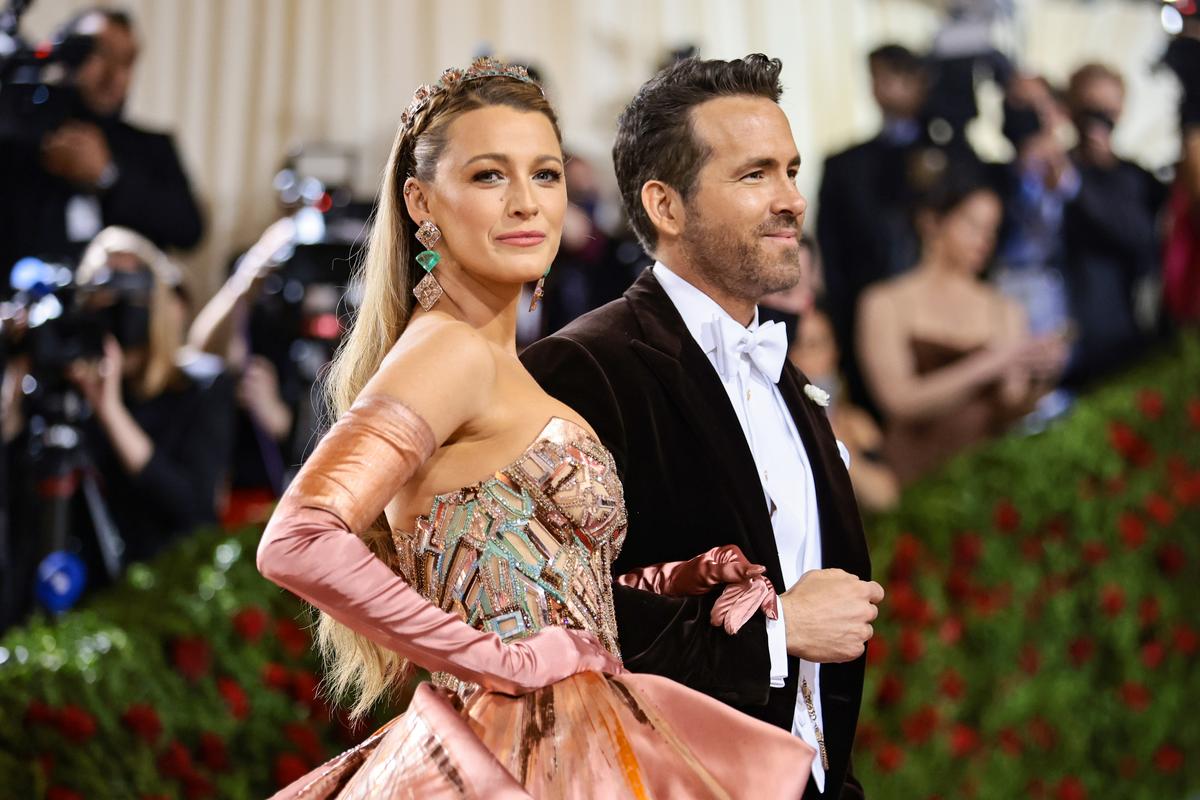 Blake Lively a szemünk előtt változott át a vörös szőnyegen a Met gálán