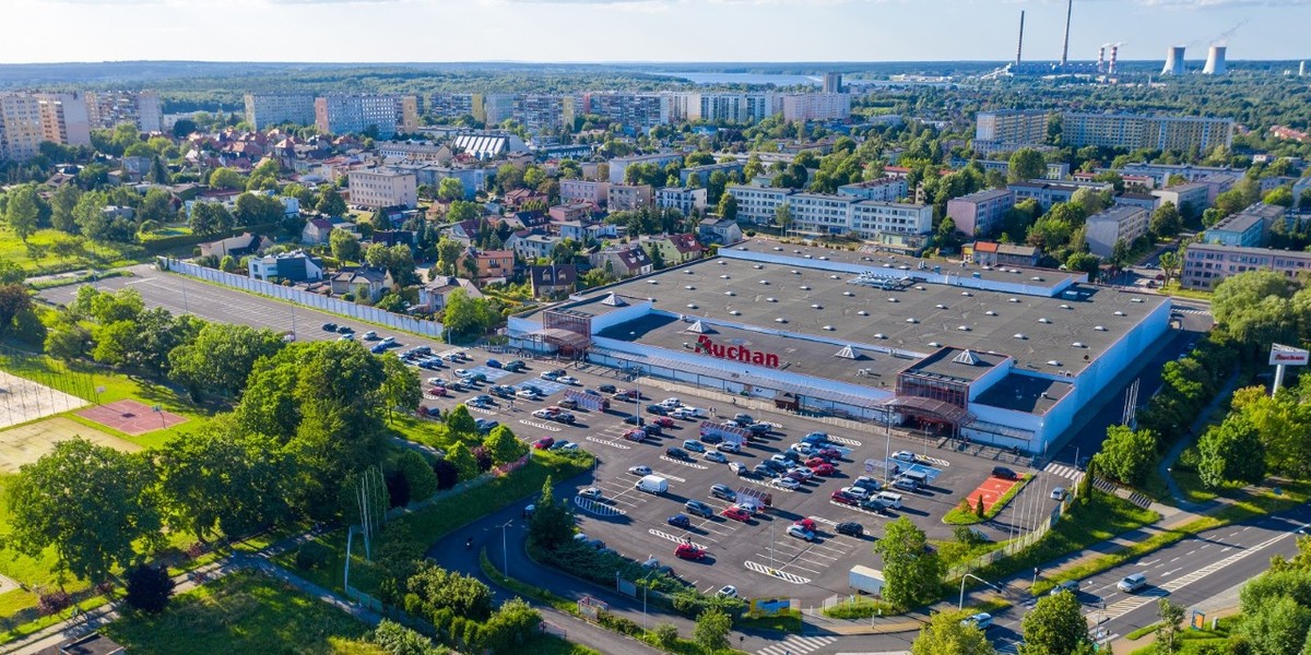 Funkcjonujące w obiektach hipermarkety Auchan w przeszłości działały pod marką Real.