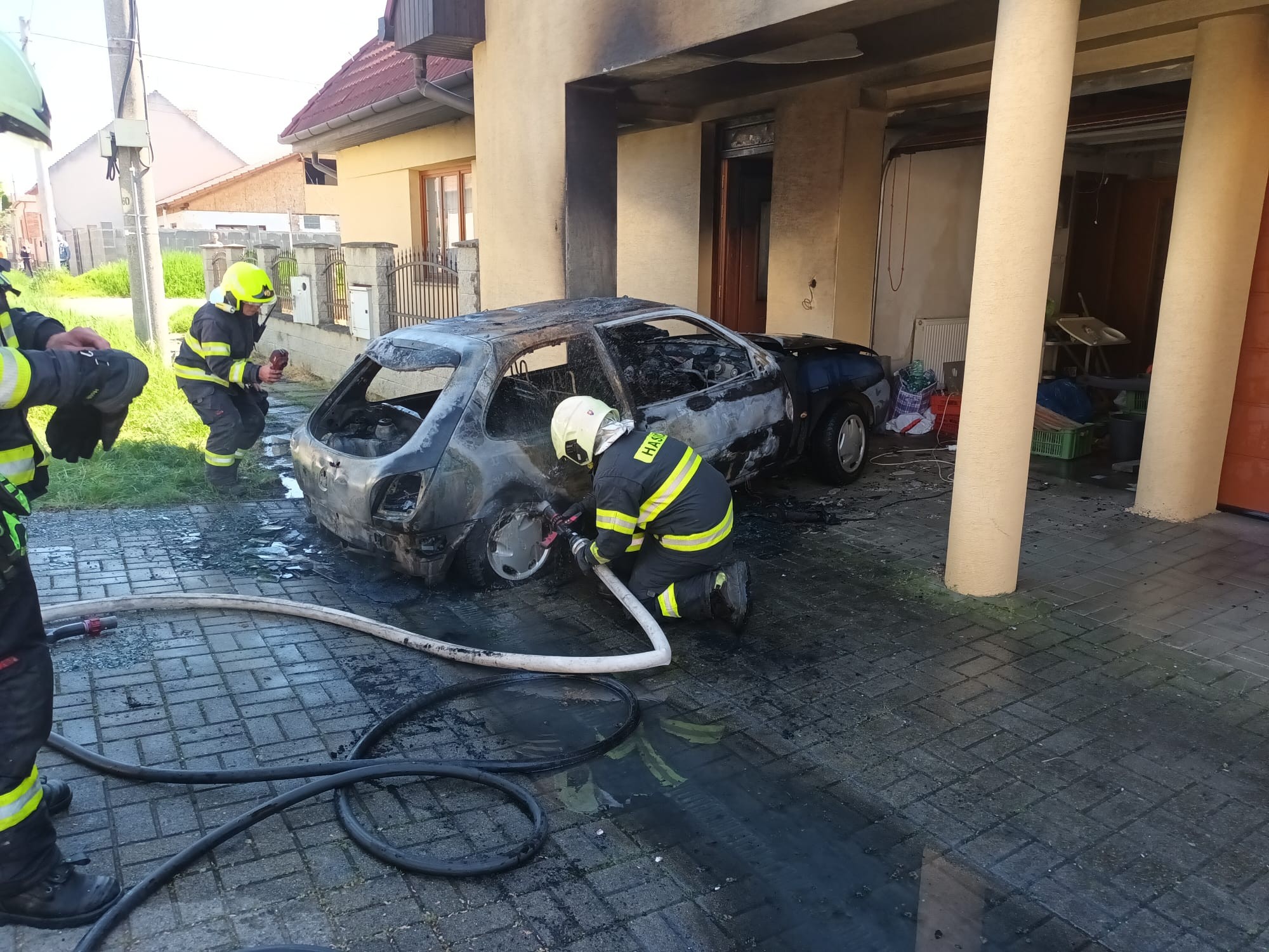 V Leviciach sa pri požiari auta zranili dve osoby. 