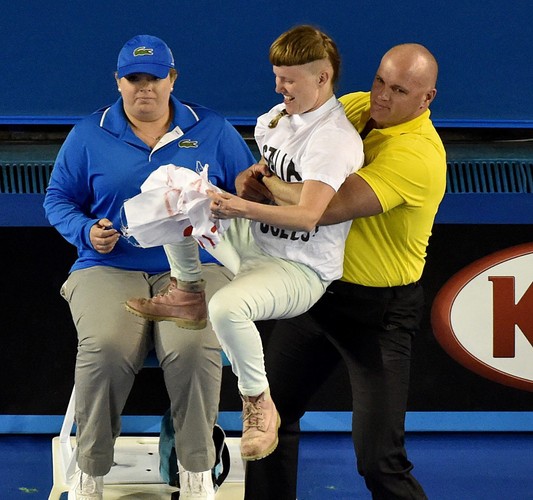 Skandal podczas finału Australian Open. Aktywiści wdarli się na kort