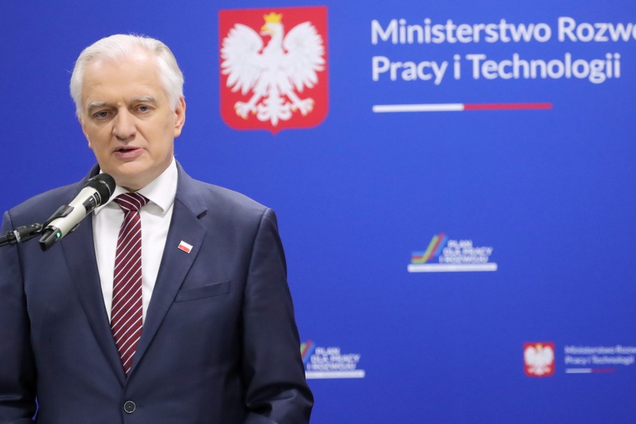 Wicepremier Jarosław Gowin podczas konferencji prasowej na temat prezentacji Polityki Przemysłowej Polski. Warszawa, 9.06.2021. Eksperci ciepło wypowiadają się na temat samego dokumentu. Wątpliwości wzbudza szansa wdrożenia postulatów ministerstwa