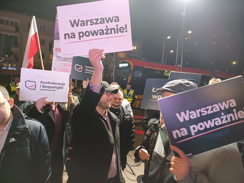 W czasie debaty przed bramą TVP zebrały się tłumy zwolenników poszczególnych kandydatów na prezydenta Warszawy