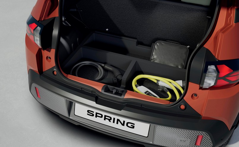 Spring jak na rasowy samochód elektryczny ma też frunk, czyli przedni, mniejszy, ale przydatny bagażnik o pojemności 26 litrów. W sam raz na kable do ładownia.