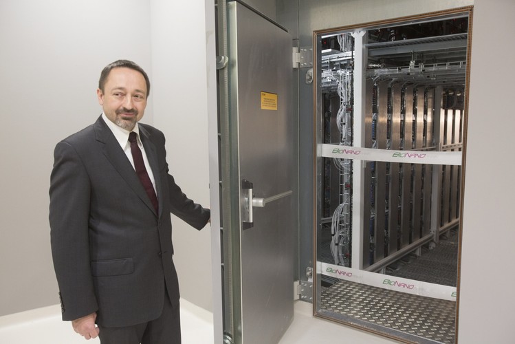 Jego moc obliczeniową można porównać do 30 tys. układów logicznych (bramek FPGA) pracujących równolegle. <br>
Na zdjęciu: Koordynator projektu ARUZ z firmy Ericpol - Adam Włodarczyk w Laboratorium Symulacji Molekularnych. ARUZ - Analizator Rzeczywistych Układów Złożonych  <br><br> (gm/mr) PAP/Grzegorz Michałowski