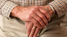 A sírógörcs kerülgeti a nyugdíjasokat az új rezsiszabályok miatt: fájdalmas matekozásra kényszerültek