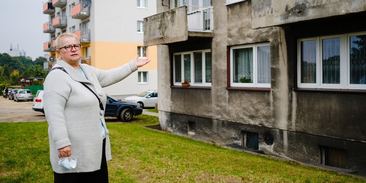 Elżbieta Marcińska (67 l.) mieszka w bloku przy ul. Bytkowskiej 68 w Katowicach. Jej blok obecnie należy do miasta. W  tle taki sam blok, ale wyremontowany,  należący do wspólnoty mieszkaniowej. 