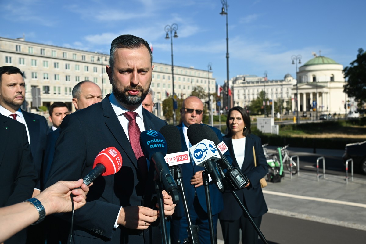 Warszawa, 15.08.2024. Wicepremier, minister obrony narodowej Władysław Kosiniak-Kamysz przemawia na konferencji prasowej przed pomnikiem Wincentego Witosa w Warszawie, 15 bm. Trwają obchody Święta Wojska Polskiego. (aldg) PAP/Radek Pietruszka