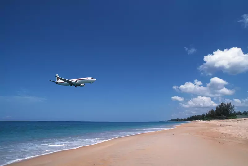 Samoloty przelatujące nad plażą to wdzięczny motyw dla fotografów (Peter Charlesworth / Getty Images)